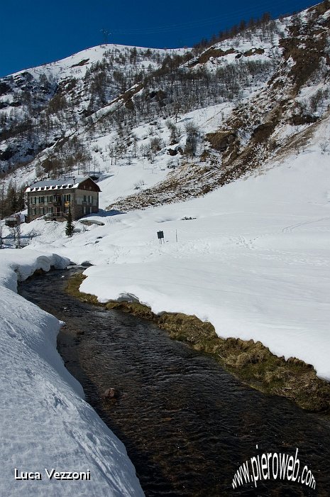 09-SCORRE IL TORRENTE NEI PRESSI DEL RIFUGIO TAVECCHIA.jpg